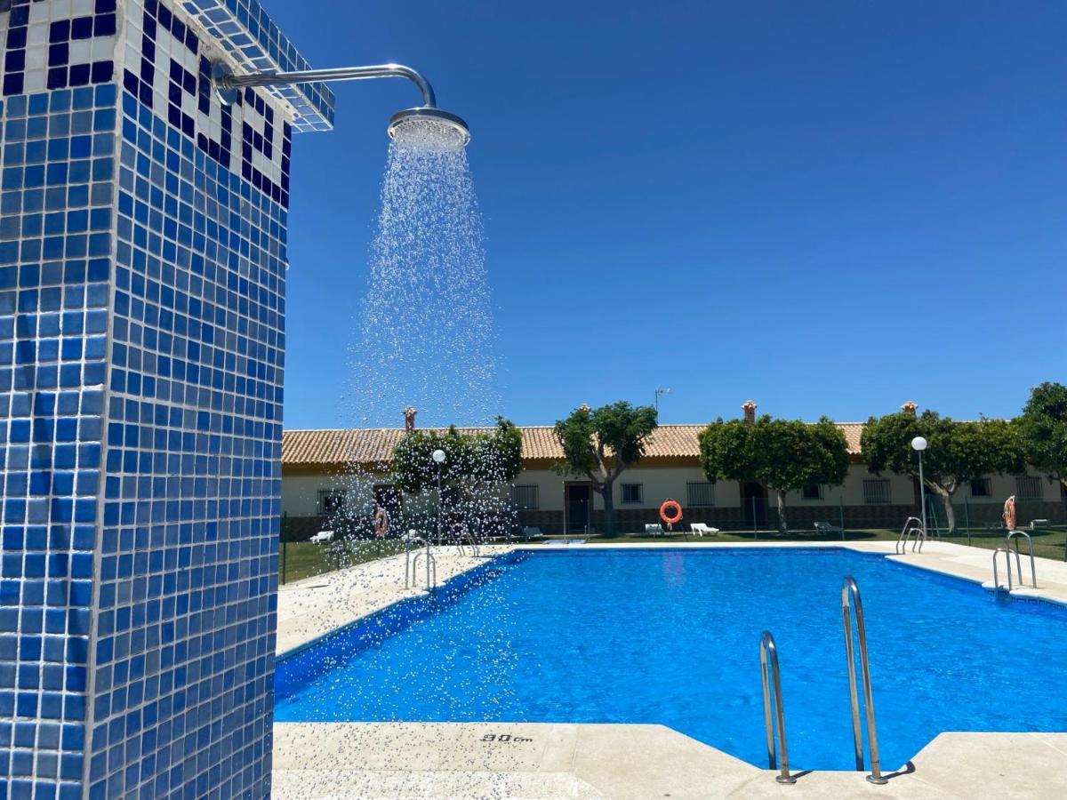 Hostal Los Mellizos Conil De La Frontera Extérieur photo Solar shower
