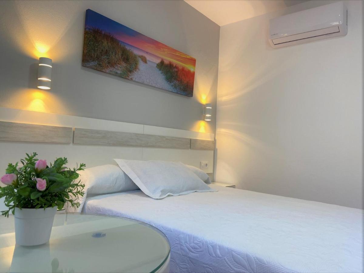 Hostal Los Mellizos Conil De La Frontera Extérieur photo A room at the hotel