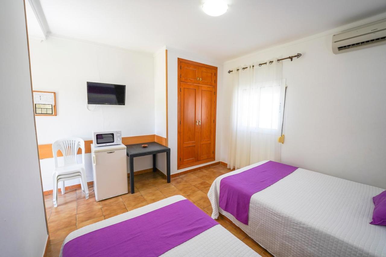 Hostal Los Mellizos Conil De La Frontera Extérieur photo A typical room at the hotel